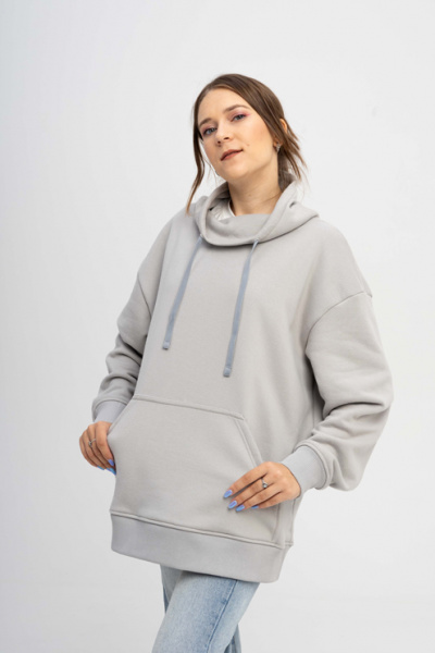 Представляем стильную толстовку из футера оверсайз, которая станет незаменимой частью вашего гардероба. Ее прямой силуэт и уютный воротник-стойка обеспечивают максимальный комфорт и современный вид. Регулируемый шнурок позволяет адаптировать посадку по вашему желанию. Длина до середины бедра и просторный карман кенгуру добавляют функциональности, а втачные рукава и аккуратная отделка подчеркивают элегантность. Дополните толстовку логотипом своей компании и сделайте ее уникальным элементом корпоративного стиля. Эта толстовка — идеальный выбор для тех, кто ценит комфорт и стиль в повседневной одежде. Представляем стильную толстовку из футера оверсайз, которая станет незаменимой частью вашего гардероба. Ее прямой силуэт и уютный воротник-стойка обеспечивают максимальный комфорт и современный вид. Регулируемый шнурок позволяет адаптировать посадку по вашему желанию. Длина до середины бедра и просторный карман кенгуру добавляют функциональности, а втачные рукава и аккуратная отделка подчеркивают элегантность. Дополните толстовку логотипом своей компании и сделайте ее уникальным элементом корпоративного стиля. Эта толстовка — идеальный выбор для тех, кто ценит комфорт и стиль в повседневной одежде.