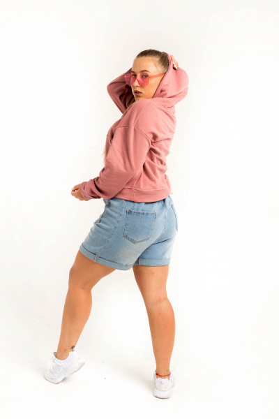 Толстовка HoodyOversize - Худи женское оверсайз, на полочке размещен накладной карман «кенгуру» Толстовка HoodyOversize - Худи женское оверсайз, на полочке размещен накладной карман «кенгуру», горловина имеет втачной капюшон из двух деталей с подкладкой из основной ткани, имеет кулиску со шнуром, вставленным в выметанные петли. Верхний капюшон отстрочен по среднему шву ш/ш 0,5 см. Рукав втачной со спущенной линией плеча, низ обработан манжетой из кашкорсе. Длина изделия чуть ниже линии талии, низ обработан поясом из кашкорсе. Шов горловины усилен киперной лентой, декоративная отстрочка по горловине ширина шва 0,5 см