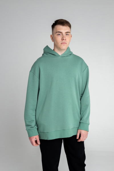 Эта оверсайз толстовка из футера — идеальный выбор для тех, кто ценит комфорт и стиль. Прямой силуэт и длина до середины бедра обеспечивают универсальность, а накладной карман-кенгуру добавляет практичности. Цельнокроеный бесшовный капюшон с вытачкой и аккуратно закрытым швом по спинке гарантирует уют. Манжеты и притачной пояс из футера или кашкорсе создают завершенный образ, а декоративная отстрочка по швам добавляет изюминку. Эта толстовка станет незаменимой частью вашего повседневного гардероба. Эта оверсайз толстовка из футера — идеальный выбор для тех, кто ценит комфорт и стиль. Прямой силуэт и длина до середины бедра обеспечивают универсальность, а накладной карман-кенгуру добавляет практичности. Цельнокроеный бесшовный капюшон с вытачкой и аккуратно закрытым швом по спинке гарантирует уют. Манжеты и притачной пояс из футера или кашкорсе создают завершенный образ, а декоративная отстрочка по швам добавляет изюминку. Эта толстовка станет незаменимой частью вашего повседневного гардероба.