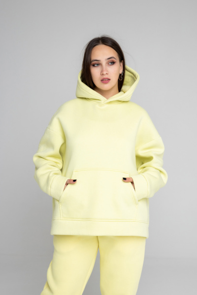 Эта оверсайз толстовка создана в духе современных требований, предлагая стиль и комфорт в одном изделии. Изготовленная из мягкого футера с начесом, она обеспечивает тепло и уют. Пояс и рукава обработаны кашкорсе для дополнительного комфорта и износостойкости. Двухслойный капюшон, с возможностью исполнения со шнурком или без, добавляет универсальности и функциональности. Внутренний слой капюшона выполнен из основной ткани, что подчеркивает внимание к деталям. Нанесите свой логотип, и ваша команда будет выделяться, создавая уникальный и запоминающийся образ. Эта оверсайз толстовка создана в духе современных требований, предлагая стиль и комфорт в одном изделии. Изготовленная из мягкого футера с начесом, она обеспечивает тепло и уют. Пояс и рукава обработаны кашкорсе для дополнительного комфорта и износостойкости. Двухслойный капюшон, с возможностью исполнения со шнурком или без, добавляет универсальности и функциональности. Внутренний слой капюшона выполнен из основной ткани, что подчеркивает внимание к деталям. Нанесите свой логотип, и ваша команда будет выделяться, создавая уникальный и запоминающийся образ.
Толстовка оверсайз объема, рукав втачной со спущенной линией плеча, низ обработан манжетой из кашкорсе, на полочке накладной карман «кенгуру». Горловина имеет втачной капюшон из двух деталей с подкладкой из основной ткани, имеет кулиску со шнуром, вставленным в выметанные петли (может быть без шнурка). Верхний капюшон отстрочен по среднему шву на плоскошовной спецмашине. Низ изделия обработан поясом из кашкорсе. Длина изделия до середины бедра. Декоративные отстрочки на плоскошовной спецмашине по плечевому шву и шву проймы.