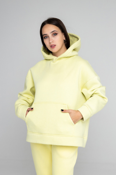 Эта оверсайз толстовка создана в духе современных требований, предлагая стиль и комфорт в одном изделии. Изготовленная из мягкого футера с начесом, она обеспечивает тепло и уют. Пояс и рукава обработаны кашкорсе для дополнительного комфорта и износостойкости. Двухслойный капюшон, с возможностью исполнения со шнурком или без, добавляет универсальности и функциональности. Внутренний слой капюшона выполнен из основной ткани, что подчеркивает внимание к деталям. Нанесите свой логотип, и ваша команда будет выделяться, создавая уникальный и запоминающийся образ. Эта оверсайз толстовка создана в духе современных требований, предлагая стиль и комфорт в одном изделии. Изготовленная из мягкого футера с начесом, она обеспечивает тепло и уют. Пояс и рукава обработаны кашкорсе для дополнительного комфорта и износостойкости. Двухслойный капюшон, с возможностью исполнения со шнурком или без, добавляет универсальности и функциональности. Внутренний слой капюшона выполнен из основной ткани, что подчеркивает внимание к деталям. Нанесите свой логотип, и ваша команда будет выделяться, создавая уникальный и запоминающийся образ.
Толстовка оверсайз объема, рукав втачной со спущенной линией плеча, низ обработан манжетой из кашкорсе, на полочке накладной карман «кенгуру». Горловина имеет втачной капюшон из двух деталей с подкладкой из основной ткани, имеет кулиску со шнуром, вставленным в выметанные петли (может быть без шнурка). Верхний капюшон отстрочен по среднему шву на плоскошовной спецмашине. Низ изделия обработан поясом из кашкорсе. Длина изделия до середины бедра. Декоративные отстрочки на плоскошовной спецмашине по плечевому шву и шву проймы.