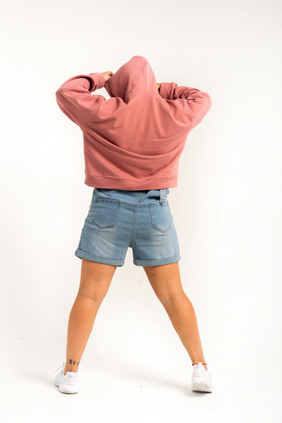 Толстовка HoodyOversize - Худи женское оверсайз, на полочке размещен накладной карман «кенгуру» Толстовка HoodyOversize - Худи женское оверсайз, на полочке размещен накладной карман «кенгуру», горловина имеет втачной капюшон из двух деталей с подкладкой из основной ткани, имеет кулиску со шнуром, вставленным в выметанные петли. Верхний капюшон отстрочен по среднему шву ш/ш 0,5 см. Рукав втачной со спущенной линией плеча, низ обработан манжетой из кашкорсе. Длина изделия чуть ниже линии талии, низ обработан поясом из кашкорсе. Шов горловины усилен киперной лентой, декоративная отстрочка по горловине ширина шва 0,5 см