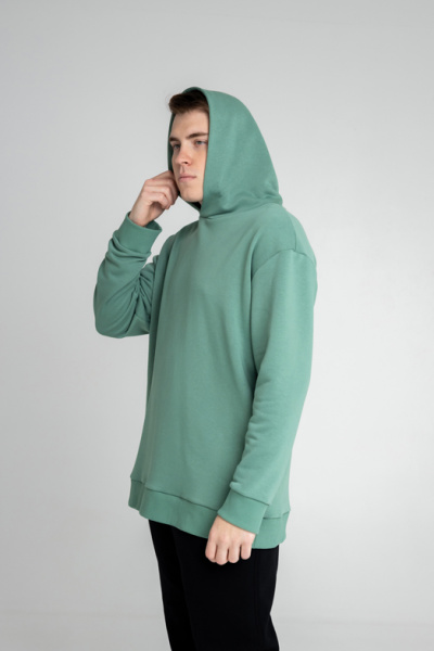 Эта оверсайз толстовка из футера — идеальный выбор для тех, кто ценит комфорт и стиль. Прямой силуэт и длина до середины бедра обеспечивают универсальность, а накладной карман-кенгуру добавляет практичности. Цельнокроеный бесшовный капюшон с вытачкой и аккуратно закрытым швом по спинке гарантирует уют. Манжеты и притачной пояс из футера или кашкорсе создают завершенный образ, а декоративная отстрочка по швам добавляет изюминку. Эта толстовка станет незаменимой частью вашего повседневного гардероба. Эта оверсайз толстовка из футера — идеальный выбор для тех, кто ценит комфорт и стиль. Прямой силуэт и длина до середины бедра обеспечивают универсальность, а накладной карман-кенгуру добавляет практичности. Цельнокроеный бесшовный капюшон с вытачкой и аккуратно закрытым швом по спинке гарантирует уют. Манжеты и притачной пояс из футера или кашкорсе создают завершенный образ, а декоративная отстрочка по швам добавляет изюминку. Эта толстовка станет незаменимой частью вашего повседневного гардероба.