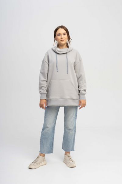 Представляем стильную толстовку из футера оверсайз, которая станет незаменимой частью вашего гардероба. Ее прямой силуэт и уютный воротник-стойка обеспечивают максимальный комфорт и современный вид. Регулируемый шнурок позволяет адаптировать посадку по вашему желанию. Длина до середины бедра и просторный карман кенгуру добавляют функциональности, а втачные рукава и аккуратная отделка подчеркивают элегантность. Дополните толстовку логотипом своей компании и сделайте ее уникальным элементом корпоративного стиля. Эта толстовка — идеальный выбор для тех, кто ценит комфорт и стиль в повседневной одежде. Представляем стильную толстовку из футера оверсайз, которая станет незаменимой частью вашего гардероба. Ее прямой силуэт и уютный воротник-стойка обеспечивают максимальный комфорт и современный вид. Регулируемый шнурок позволяет адаптировать посадку по вашему желанию. Длина до середины бедра и просторный карман кенгуру добавляют функциональности, а втачные рукава и аккуратная отделка подчеркивают элегантность. Дополните толстовку логотипом своей компании и сделайте ее уникальным элементом корпоративного стиля. Эта толстовка — идеальный выбор для тех, кто ценит комфорт и стиль в повседневной одежде.