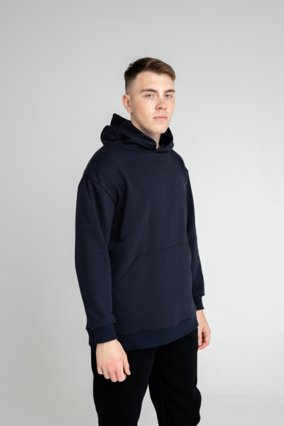 Эта оверсайз толстовка из футера — идеальный выбор для тех, кто ценит комфорт и стиль. Прямой силуэт и длина до середины бедра обеспечивают универсальность, а накладной карман-кенгуру добавляет практичности. Цельнокроеный бесшовный капюшон с вытачкой и аккуратно закрытым швом по спинке гарантирует уют. Манжеты и притачной пояс из футера или кашкорсе создают завершенный образ, а декоративная отстрочка по швам добавляет изюминку. Эта толстовка станет незаменимой частью вашего повседневного гардероба. Эта оверсайз толстовка из футера — идеальный выбор для тех, кто ценит комфорт и стиль. Прямой силуэт и длина до середины бедра обеспечивают универсальность, а накладной карман-кенгуру добавляет практичности. Цельнокроеный бесшовный капюшон с вытачкой и аккуратно закрытым швом по спинке гарантирует уют. Манжеты и притачной пояс из футера или кашкорсе создают завершенный образ, а декоративная отстрочка по швам добавляет изюминку. Эта толстовка станет незаменимой частью вашего повседневного гардероба.