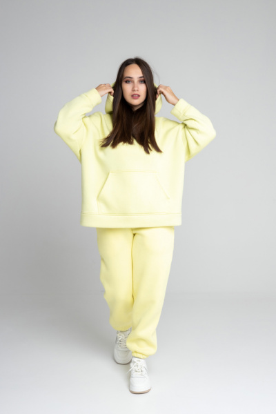 Эта оверсайз толстовка создана в духе современных требований, предлагая стиль и комфорт в одном изделии. Изготовленная из мягкого футера с начесом, она обеспечивает тепло и уют. Пояс и рукава обработаны кашкорсе для дополнительного комфорта и износостойкости. Двухслойный капюшон, с возможностью исполнения со шнурком или без, добавляет универсальности и функциональности. Внутренний слой капюшона выполнен из основной ткани, что подчеркивает внимание к деталям. Нанесите свой логотип, и ваша команда будет выделяться, создавая уникальный и запоминающийся образ. Эта оверсайз толстовка создана в духе современных требований, предлагая стиль и комфорт в одном изделии. Изготовленная из мягкого футера с начесом, она обеспечивает тепло и уют. Пояс и рукава обработаны кашкорсе для дополнительного комфорта и износостойкости. Двухслойный капюшон, с возможностью исполнения со шнурком или без, добавляет универсальности и функциональности. Внутренний слой капюшона выполнен из основной ткани, что подчеркивает внимание к деталям. Нанесите свой логотип, и ваша команда будет выделяться, создавая уникальный и запоминающийся образ.
Толстовка оверсайз объема, рукав втачной со спущенной линией плеча, низ обработан манжетой из кашкорсе, на полочке накладной карман «кенгуру». Горловина имеет втачной капюшон из двух деталей с подкладкой из основной ткани, имеет кулиску со шнуром, вставленным в выметанные петли (может быть без шнурка). Верхний капюшон отстрочен по среднему шву на плоскошовной спецмашине. Низ изделия обработан поясом из кашкорсе. Длина изделия до середины бедра. Декоративные отстрочки на плоскошовной спецмашине по плечевому шву и шву проймы.