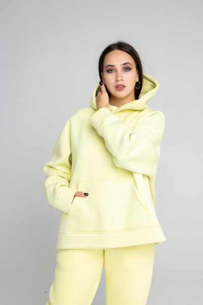 Эта оверсайз толстовка создана в духе современных требований, предлагая стиль и комфорт в одном изделии. Изготовленная из мягкого футера с начесом, она обеспечивает тепло и уют. Пояс и рукава обработаны кашкорсе для дополнительного комфорта и износостойкости. Двухслойный капюшон, с возможностью исполнения со шнурком или без, добавляет универсальности и функциональности. Внутренний слой капюшона выполнен из основной ткани, что подчеркивает внимание к деталям. Нанесите свой логотип, и ваша команда будет выделяться, создавая уникальный и запоминающийся образ. Эта оверсайз толстовка создана в духе современных требований, предлагая стиль и комфорт в одном изделии. Изготовленная из мягкого футера с начесом, она обеспечивает тепло и уют. Пояс и рукава обработаны кашкорсе для дополнительного комфорта и износостойкости. Двухслойный капюшон, с возможностью исполнения со шнурком или без, добавляет универсальности и функциональности. Внутренний слой капюшона выполнен из основной ткани, что подчеркивает внимание к деталям. Нанесите свой логотип, и ваша команда будет выделяться, создавая уникальный и запоминающийся образ.
Толстовка оверсайз объема, рукав втачной со спущенной линией плеча, низ обработан манжетой из кашкорсе, на полочке накладной карман «кенгуру». Горловина имеет втачной капюшон из двух деталей с подкладкой из основной ткани, имеет кулиску со шнуром, вставленным в выметанные петли (может быть без шнурка). Верхний капюшон отстрочен по среднему шву на плоскошовной спецмашине. Низ изделия обработан поясом из кашкорсе. Длина изделия до середины бедра. Декоративные отстрочки на плоскошовной спецмашине по плечевому шву и шву проймы.