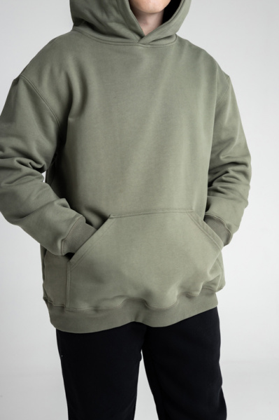 Эта толстовка для настоящих мужчин изготовлена из очень плотного футера 490 г/м², что обеспечивает надежность и долговечность. Оверсайз фасон и прямой силуэт создают комфортный и стильный образ, а длина до середины бедра добавляет универсальности. Большой объемный капюшон из трех деталей с декоративной отстрочкой швов придает модели уникальный характер, а шов втачивания капюшона по спинке аккуратно закрыт киперной лентой для дополнительного комфорта. Накладной карман-кенгуру на полочке добавляет практичности. Втачные рукава с манжетами и притачной пояс из футера или кашкорсе обеспечивают идеальную посадку. Декоративная отстрочка по плечевым швам, пройме, а также швам притачивания манжет и пояса шириной 0,5 мм подчеркивает внимание к деталям. Эта толстовка станет отличным выбором для тех, кто ценит качество и стиль. Эта толстовка для настоящих мужчин изготовлена из очень плотного футера 490 г/м², что обеспечивает надежность и долговечность. Оверсайз фасон и прямой силуэт создают комфортный и стильный образ, а длина до середины бедра добавляет универсальности. Большой объемный капюшон из трех деталей с декоративной отстрочкой швов придает модели уникальный характер, а шов втачивания капюшона по спинке аккуратно закрыт киперной лентой для дополнительного комфорта. Накладной карман-кенгуру на полочке добавляет практичности. Втачные рукава с манжетами и притачной пояс из футера или кашкорсе обеспечивают идеальную посадку. Декоративная отстрочка по плечевым швам, пройме, а также швам притачивания манжет и пояса шириной 0,5 мм подчеркивает внимание к деталям. Эта толстовка станет отличным выбором для тех, кто ценит качество и стиль.