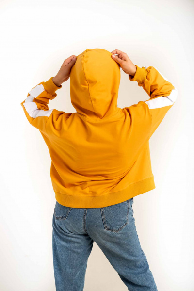 Толстовка NarpiStripe Women - худи, умеренного оверсайз объема, рукав втачной с лампасами, спущенная линия плеча Толстовка NarpiStripe Women - худи, умеренного оверсайз объема, рукав втачной с лампасами, спущенная линия плеча, низ обработан манжетой из кашкорсе, на полочке карман «кенгуру». Горловина имеет втачной капюшон из двух деталей с подкладкой из основной ткани, имеет кулиску со шнуром, вставленным в выметанные петли. Верхний капюшон отстрочен по среднему шву ш/ш 0,5 см. Низ изделия обработан поясом из кашкорсе с отстрочкой ширина шва 0,5 см. Длина изделия ниже линии талии.