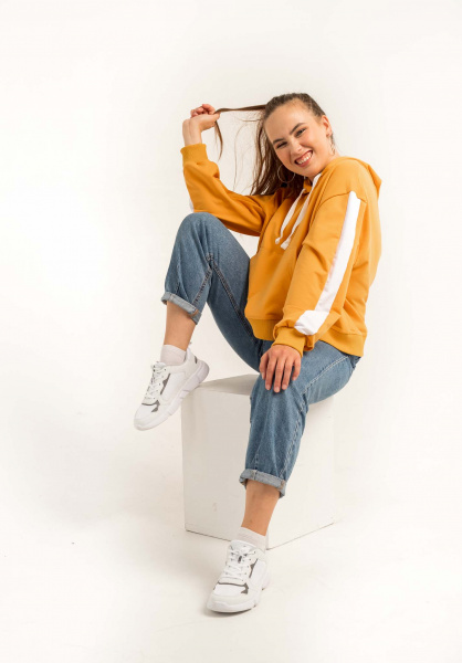 Толстовка NarpiStripe Women - худи, умеренного оверсайз объема, рукав втачной с лампасами, спущенная линия плеча Толстовка NarpiStripe Women - худи, умеренного оверсайз объема, рукав втачной с лампасами, спущенная линия плеча, низ обработан манжетой из кашкорсе, на полочке карман «кенгуру». Горловина имеет втачной капюшон из двух деталей с подкладкой из основной ткани, имеет кулиску со шнуром, вставленным в выметанные петли. Верхний капюшон отстрочен по среднему шву ш/ш 0,5 см. Низ изделия обработан поясом из кашкорсе с отстрочкой ширина шва 0,5 см. Длина изделия ниже линии талии.