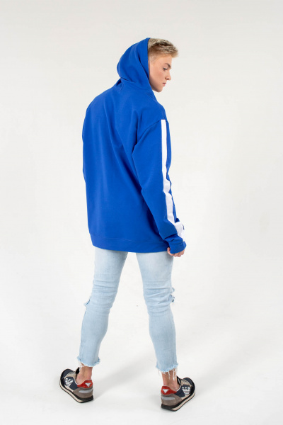 Толстовка NarpiStripe - Худи среднего объема оверсайз, рукав втачной с лампасами, со спущенной линией плеча Толстовка NarpiStripe - Худи среднего объема оверсайз, рукав втачной с лампасами, со спущенной линией плеча, низ обработан манжетой из основной ткани, на полочке карман «кенгуру». Горловина имеет втачной капюшон из двух деталей с подкладкой из основной ткани, имеет кулиску со шнуром, вставленным в выметанные петли. Верхний капюшон отстрочен по среднему шву ширина шва 0,5 см. Низ изделия обработан поясом из основной ткани с отстрочкой ширина шва 0,5 см. Длина изделия ниже линии бедер.