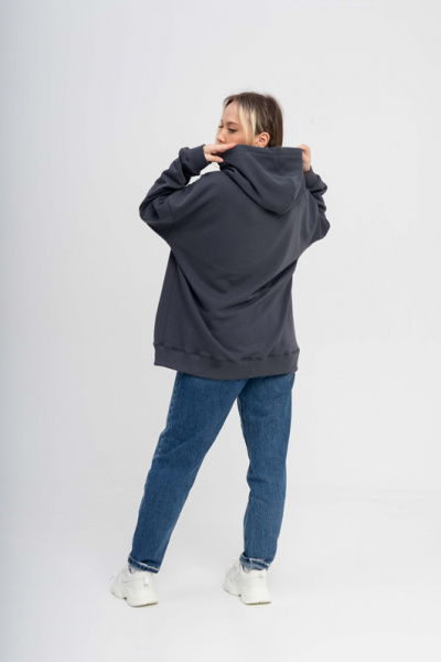 Эта толстовка – идеальное сочетание стиля и комфорта! Сшита с учётом современных требований, она обеспечивает невероятную свободу движений и уют в любое время года.
Дизайн и особенности:
- Просторный крой оверсайз: увеличенный объём позволяет чувствовать себя комфортно и стильно.
- Капюшон из трёх деталей: дополнен декоративной отстрочкой, добавляющей оригинальности и акцента на дизайне.
- Накладной карман: идеален для хранения мелочей или рук в прохладную погоду.
Технические детали:
- Рукава и низ изделия обработаны высококачественным кашкорсе, что обеспечивает долговечность и удобную посадку.
Добавьте свой логотип на эту стильную толстовку и создайте уникальный образ для вашей команды! Эта толстовка – идеальное сочетание стиля и комфорта! Сшита с учётом современных требований, она обеспечивает невероятную свободу движений и уют в любое время года.
Дизайн и особенности:
- Просторный крой оверсайз: увеличенный объём позволяет чувствовать себя комфортно и стильно.
- Капюшон из трёх деталей: дополнен декоративной отстрочкой, добавляющей оригинальности и акцента на дизайне.
- Накладной карман: идеален для хранения мелочей или рук в прохладную погоду.
Технические детали:
- Рукава и низ изделия обработаны высококачественным кашкорсе, что обеспечивает долговечность и удобную посадку.
Добавьте свой логотип на эту стильную толстовку и создайте уникальный образ для вашей команды!