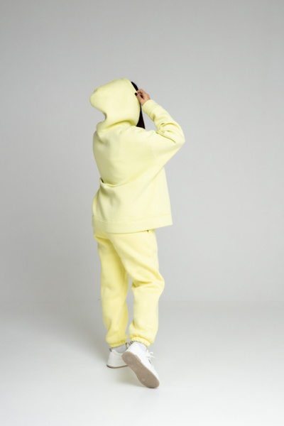 Эта оверсайз толстовка создана в духе современных требований, предлагая стиль и комфорт в одном изделии. Изготовленная из мягкого футера с начесом, она обеспечивает тепло и уют. Пояс и рукава обработаны кашкорсе для дополнительного комфорта и износостойкости. Двухслойный капюшон, с возможностью исполнения со шнурком или без, добавляет универсальности и функциональности. Внутренний слой капюшона выполнен из основной ткани, что подчеркивает внимание к деталям. Нанесите свой логотип, и ваша команда будет выделяться, создавая уникальный и запоминающийся образ. Эта оверсайз толстовка создана в духе современных требований, предлагая стиль и комфорт в одном изделии. Изготовленная из мягкого футера с начесом, она обеспечивает тепло и уют. Пояс и рукава обработаны кашкорсе для дополнительного комфорта и износостойкости. Двухслойный капюшон, с возможностью исполнения со шнурком или без, добавляет универсальности и функциональности. Внутренний слой капюшона выполнен из основной ткани, что подчеркивает внимание к деталям. Нанесите свой логотип, и ваша команда будет выделяться, создавая уникальный и запоминающийся образ.
Толстовка оверсайз объема, рукав втачной со спущенной линией плеча, низ обработан манжетой из кашкорсе, на полочке накладной карман «кенгуру». Горловина имеет втачной капюшон из двух деталей с подкладкой из основной ткани, имеет кулиску со шнуром, вставленным в выметанные петли (может быть без шнурка). Верхний капюшон отстрочен по среднему шву на плоскошовной спецмашине. Низ изделия обработан поясом из кашкорсе. Длина изделия до середины бедра. Декоративные отстрочки на плоскошовной спецмашине по плечевому шву и шву проймы.