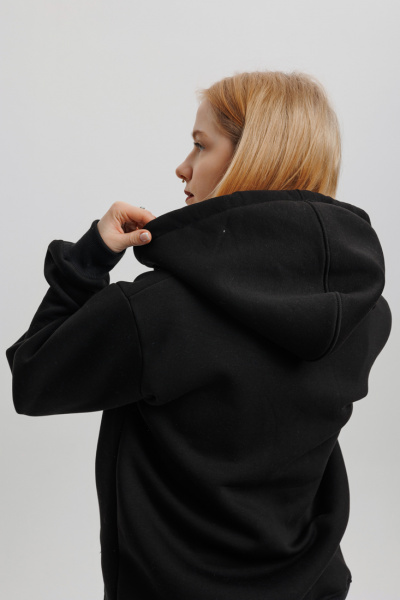 Откройте для себя сочетание стиля и уюта с нашей черной толстовкой из футера с начесом.  Откройте для себя сочетание стиля и уюта с нашей черной толстовкой из футера с начесом. Плотность ткани 320 г/м² обеспечивает непревзойденное тепло и комфорт, делая её идеальным выбором для прохладных дней. Элегантная металлическая молния добавляет изысканности, а накладные карманы и капюшон со шнурком придают практичность и функциональность. Рукава и низ, обработанные кашкорсе, гарантируют долговечность и идеальную посадку. Эта толстовка — не просто элемент гардероба, а надежный партнер, готовый согреть и поддержать в любой ситуации. Для оптовых заказчиков это отличный выбор, сочетающий высокое качество и привлекательный дизайн, который обязательно понравится вашим клиентам.<br>
 <br>
Толстовка
классического прямого кроя, рукав втачной с естественной линией плеча, низ
обработан манжетой из кашкорсе, на полочке накладной карман «кенгуру».
Горловина имеет втачной капюшон с перекатом из двух деталей с подкладкой из
кулирки, имеет кулиску со шнуром, вставленным в выметанные петли. Верхний
капюшон отстрочен по среднему шву ш/ш 0,5 см. Застежка на молнию отстрочена ш/ш
0,5 см. Низ изделия обработан поясом из кашкорсе. Длина изделия до середины
бедра