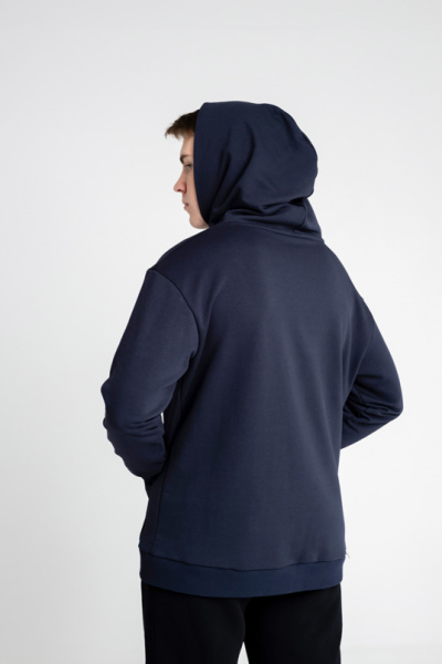 Эта оверсайз толстовка из футера — идеальный выбор для тех, кто ценит комфорт и стиль. Прямой силуэт и длина до середины бедра обеспечивают универсальность, а накладной карман-кенгуру добавляет практичности. Цельнокроеный бесшовный капюшон с вытачкой и аккуратно закрытым швом по спинке гарантирует уют. Манжеты и притачной пояс из футера или кашкорсе создают завершенный образ, а декоративная отстрочка по швам добавляет изюминку. Эта толстовка станет незаменимой частью вашего повседневного гардероба. Эта оверсайз толстовка из футера — идеальный выбор для тех, кто ценит комфорт и стиль. Прямой силуэт и длина до середины бедра обеспечивают универсальность, а накладной карман-кенгуру добавляет практичности. Цельнокроеный бесшовный капюшон с вытачкой и аккуратно закрытым швом по спинке гарантирует уют. Манжеты и притачной пояс из футера или кашкорсе создают завершенный образ, а декоративная отстрочка по швам добавляет изюминку. Эта толстовка станет незаменимой частью вашего повседневного гардероба.