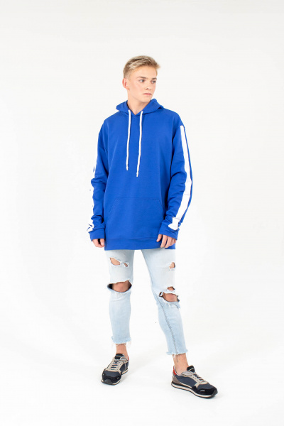 Толстовка NarpiStripe - Худи среднего объема оверсайз, рукав втачной с лампасами, со спущенной линией плеча Толстовка NarpiStripe - Худи среднего объема оверсайз, рукав втачной с лампасами, со спущенной линией плеча, низ обработан манжетой из основной ткани, на полочке карман «кенгуру». Горловина имеет втачной капюшон из двух деталей с подкладкой из основной ткани, имеет кулиску со шнуром, вставленным в выметанные петли. Верхний капюшон отстрочен по среднему шву ширина шва 0,5 см. Низ изделия обработан поясом из основной ткани с отстрочкой ширина шва 0,5 см. Длина изделия ниже линии бедер.