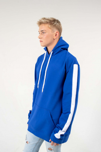Толстовка NarpiStripe - Худи среднего объема оверсайз, рукав втачной с лампасами, со спущенной линией плеча Толстовка NarpiStripe - Худи среднего объема оверсайз, рукав втачной с лампасами, со спущенной линией плеча, низ обработан манжетой из основной ткани, на полочке карман «кенгуру». Горловина имеет втачной капюшон из двух деталей с подкладкой из основной ткани, имеет кулиску со шнуром, вставленным в выметанные петли. Верхний капюшон отстрочен по среднему шву ширина шва 0,5 см. Низ изделия обработан поясом из основной ткани с отстрочкой ширина шва 0,5 см. Длина изделия ниже линии бедер.