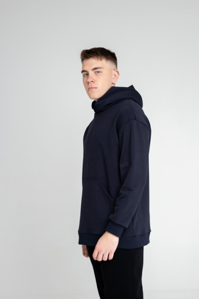 Эта оверсайз толстовка из футера — идеальный выбор для тех, кто ценит комфорт и стиль. Прямой силуэт и длина до середины бедра обеспечивают универсальность, а накладной карман-кенгуру добавляет практичности. Цельнокроеный бесшовный капюшон с вытачкой и аккуратно закрытым швом по спинке гарантирует уют. Манжеты и притачной пояс из футера или кашкорсе создают завершенный образ, а декоративная отстрочка по швам добавляет изюминку. Эта толстовка станет незаменимой частью вашего повседневного гардероба. Эта оверсайз толстовка из футера — идеальный выбор для тех, кто ценит комфорт и стиль. Прямой силуэт и длина до середины бедра обеспечивают универсальность, а накладной карман-кенгуру добавляет практичности. Цельнокроеный бесшовный капюшон с вытачкой и аккуратно закрытым швом по спинке гарантирует уют. Манжеты и притачной пояс из футера или кашкорсе создают завершенный образ, а декоративная отстрочка по швам добавляет изюминку. Эта толстовка станет незаменимой частью вашего повседневного гардероба.