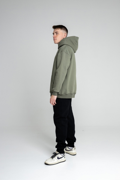 Эта толстовка для настоящих мужчин изготовлена из очень плотного футера 490 г/м², что обеспечивает надежность и долговечность. Оверсайз фасон и прямой силуэт создают комфортный и стильный образ, а длина до середины бедра добавляет универсальности. Большой объемный капюшон из трех деталей с декоративной отстрочкой швов придает модели уникальный характер, а шов втачивания капюшона по спинке аккуратно закрыт киперной лентой для дополнительного комфорта. Накладной карман-кенгуру на полочке добавляет практичности. Втачные рукава с манжетами и притачной пояс из футера или кашкорсе обеспечивают идеальную посадку. Декоративная отстрочка по плечевым швам, пройме, а также швам притачивания манжет и пояса шириной 0,5 мм подчеркивает внимание к деталям. Эта толстовка станет отличным выбором для тех, кто ценит качество и стиль. Эта толстовка для настоящих мужчин изготовлена из очень плотного футера 490 г/м², что обеспечивает надежность и долговечность. Оверсайз фасон и прямой силуэт создают комфортный и стильный образ, а длина до середины бедра добавляет универсальности. Большой объемный капюшон из трех деталей с декоративной отстрочкой швов придает модели уникальный характер, а шов втачивания капюшона по спинке аккуратно закрыт киперной лентой для дополнительного комфорта. Накладной карман-кенгуру на полочке добавляет практичности. Втачные рукава с манжетами и притачной пояс из футера или кашкорсе обеспечивают идеальную посадку. Декоративная отстрочка по плечевым швам, пройме, а также швам притачивания манжет и пояса шириной 0,5 мм подчеркивает внимание к деталям. Эта толстовка станет отличным выбором для тех, кто ценит качество и стиль.