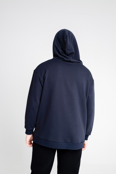 Эта оверсайз толстовка из футера — идеальный выбор для тех, кто ценит комфорт и стиль. Прямой силуэт и длина до середины бедра обеспечивают универсальность, а накладной карман-кенгуру добавляет практичности. Цельнокроеный бесшовный капюшон с вытачкой и аккуратно закрытым швом по спинке гарантирует уют. Манжеты и притачной пояс из футера или кашкорсе создают завершенный образ, а декоративная отстрочка по швам добавляет изюминку. Эта толстовка станет незаменимой частью вашего повседневного гардероба. Эта оверсайз толстовка из футера — идеальный выбор для тех, кто ценит комфорт и стиль. Прямой силуэт и длина до середины бедра обеспечивают универсальность, а накладной карман-кенгуру добавляет практичности. Цельнокроеный бесшовный капюшон с вытачкой и аккуратно закрытым швом по спинке гарантирует уют. Манжеты и притачной пояс из футера или кашкорсе создают завершенный образ, а декоративная отстрочка по швам добавляет изюминку. Эта толстовка станет незаменимой частью вашего повседневного гардероба.