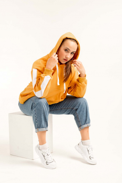 Толстовка NarpiStripe Women - худи, умеренного оверсайз объема, рукав втачной с лампасами, спущенная линия плеча Толстовка NarpiStripe Women - худи, умеренного оверсайз объема, рукав втачной с лампасами, спущенная линия плеча, низ обработан манжетой из кашкорсе, на полочке карман «кенгуру». Горловина имеет втачной капюшон из двух деталей с подкладкой из основной ткани, имеет кулиску со шнуром, вставленным в выметанные петли. Верхний капюшон отстрочен по среднему шву ш/ш 0,5 см. Низ изделия обработан поясом из кашкорсе с отстрочкой ширина шва 0,5 см. Длина изделия ниже линии талии.