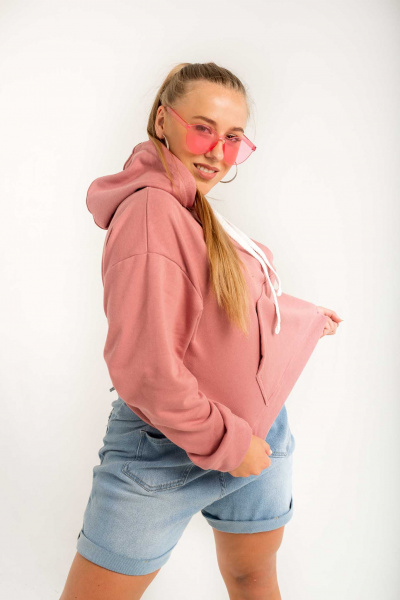 Толстовка HoodyOversize - Худи женское оверсайз, на полочке размещен накладной карман «кенгуру» Толстовка HoodyOversize - Худи женское оверсайз, на полочке размещен накладной карман «кенгуру», горловина имеет втачной капюшон из двух деталей с подкладкой из основной ткани, имеет кулиску со шнуром, вставленным в выметанные петли. Верхний капюшон отстрочен по среднему шву ш/ш 0,5 см. Рукав втачной со спущенной линией плеча, низ обработан манжетой из кашкорсе. Длина изделия чуть ниже линии талии, низ обработан поясом из кашкорсе. Шов горловины усилен киперной лентой, декоративная отстрочка по горловине ширина шва 0,5 см
