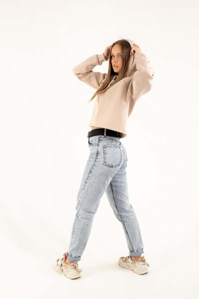 Толстовка HoodyTop - худи женское умеренный оверсайз объём, горловина имеет втачной капюшон из двух деталей с подкладкой из основной ткани Толстовка HoodyTop - худи женское умеренный оверсайз объём, горловина имеет втачной капюшон из двух деталей с подкладкой из основной ткани, имеет кулиску со шнуром, вставленным в выметанные петли. Верхний капюшон отстрочен по среднему шву ширина шва 0,5 см. Рукав реглан, низ обработан манжетой из кашкорсе. Длина изделия чуть ниже линии талии, низ подшит на плоскошовной машине. Шов горловины усилен киперной лентой, декоративная отстрочка по горловине ширина шва 0,5 см.