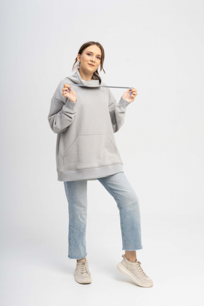 Представляем стильную толстовку из футера оверсайз, которая станет незаменимой частью вашего гардероба. Ее прямой силуэт и уютный воротник-стойка обеспечивают максимальный комфорт и современный вид. Регулируемый шнурок позволяет адаптировать посадку по вашему желанию. Длина до середины бедра и просторный карман кенгуру добавляют функциональности, а втачные рукава и аккуратная отделка подчеркивают элегантность. Дополните толстовку логотипом своей компании и сделайте ее уникальным элементом корпоративного стиля. Эта толстовка — идеальный выбор для тех, кто ценит комфорт и стиль в повседневной одежде. Представляем стильную толстовку из футера оверсайз, которая станет незаменимой частью вашего гардероба. Ее прямой силуэт и уютный воротник-стойка обеспечивают максимальный комфорт и современный вид. Регулируемый шнурок позволяет адаптировать посадку по вашему желанию. Длина до середины бедра и просторный карман кенгуру добавляют функциональности, а втачные рукава и аккуратная отделка подчеркивают элегантность. Дополните толстовку логотипом своей компании и сделайте ее уникальным элементом корпоративного стиля. Эта толстовка — идеальный выбор для тех, кто ценит комфорт и стиль в повседневной одежде.