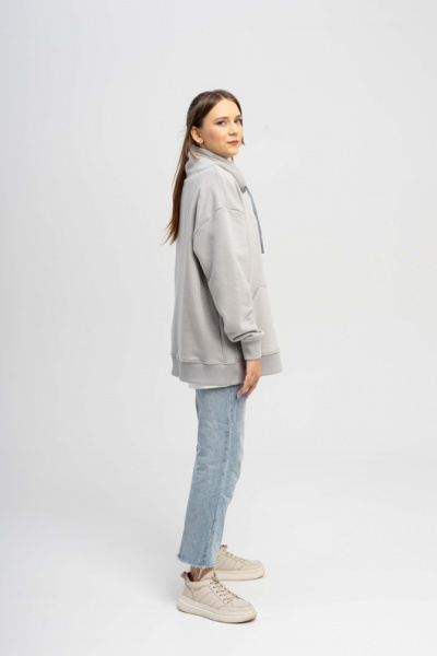 Представляем стильную толстовку из футера оверсайз, которая станет незаменимой частью вашего гардероба. Ее прямой силуэт и уютный воротник-стойка обеспечивают максимальный комфорт и современный вид. Регулируемый шнурок позволяет адаптировать посадку по вашему желанию. Длина до середины бедра и просторный карман кенгуру добавляют функциональности, а втачные рукава и аккуратная отделка подчеркивают элегантность. Дополните толстовку логотипом своей компании и сделайте ее уникальным элементом корпоративного стиля. Эта толстовка — идеальный выбор для тех, кто ценит комфорт и стиль в повседневной одежде. Представляем стильную толстовку из футера оверсайз, которая станет незаменимой частью вашего гардероба. Ее прямой силуэт и уютный воротник-стойка обеспечивают максимальный комфорт и современный вид. Регулируемый шнурок позволяет адаптировать посадку по вашему желанию. Длина до середины бедра и просторный карман кенгуру добавляют функциональности, а втачные рукава и аккуратная отделка подчеркивают элегантность. Дополните толстовку логотипом своей компании и сделайте ее уникальным элементом корпоративного стиля. Эта толстовка — идеальный выбор для тех, кто ценит комфорт и стиль в повседневной одежде.