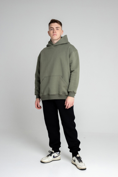 Эта толстовка для настоящих мужчин изготовлена из очень плотного футера 490 г/м², что обеспечивает надежность и долговечность. Оверсайз фасон и прямой силуэт создают комфортный и стильный образ, а длина до середины бедра добавляет универсальности. Большой объемный капюшон из трех деталей с декоративной отстрочкой швов придает модели уникальный характер, а шов втачивания капюшона по спинке аккуратно закрыт киперной лентой для дополнительного комфорта. Накладной карман-кенгуру на полочке добавляет практичности. Втачные рукава с манжетами и притачной пояс из футера или кашкорсе обеспечивают идеальную посадку. Декоративная отстрочка по плечевым швам, пройме, а также швам притачивания манжет и пояса шириной 0,5 мм подчеркивает внимание к деталям. Эта толстовка станет отличным выбором для тех, кто ценит качество и стиль. Эта толстовка для настоящих мужчин изготовлена из очень плотного футера 490 г/м², что обеспечивает надежность и долговечность. Оверсайз фасон и прямой силуэт создают комфортный и стильный образ, а длина до середины бедра добавляет универсальности. Большой объемный капюшон из трех деталей с декоративной отстрочкой швов придает модели уникальный характер, а шов втачивания капюшона по спинке аккуратно закрыт киперной лентой для дополнительного комфорта. Накладной карман-кенгуру на полочке добавляет практичности. Втачные рукава с манжетами и притачной пояс из футера или кашкорсе обеспечивают идеальную посадку. Декоративная отстрочка по плечевым швам, пройме, а также швам притачивания манжет и пояса шириной 0,5 мм подчеркивает внимание к деталям. Эта толстовка станет отличным выбором для тех, кто ценит качество и стиль.