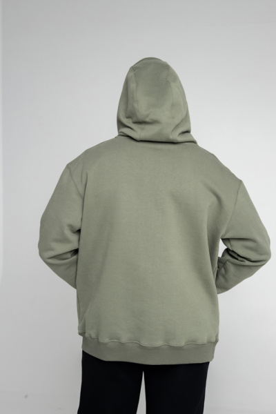 Эта толстовка для настоящих мужчин изготовлена из очень плотного футера 490 г/м², что обеспечивает надежность и долговечность. Оверсайз фасон и прямой силуэт создают комфортный и стильный образ, а длина до середины бедра добавляет универсальности. Большой объемный капюшон из трех деталей с декоративной отстрочкой швов придает модели уникальный характер, а шов втачивания капюшона по спинке аккуратно закрыт киперной лентой для дополнительного комфорта. Накладной карман-кенгуру на полочке добавляет практичности. Втачные рукава с манжетами и притачной пояс из футера или кашкорсе обеспечивают идеальную посадку. Декоративная отстрочка по плечевым швам, пройме, а также швам притачивания манжет и пояса шириной 0,5 мм подчеркивает внимание к деталям. Эта толстовка станет отличным выбором для тех, кто ценит качество и стиль. Эта толстовка для настоящих мужчин изготовлена из очень плотного футера 490 г/м², что обеспечивает надежность и долговечность. Оверсайз фасон и прямой силуэт создают комфортный и стильный образ, а длина до середины бедра добавляет универсальности. Большой объемный капюшон из трех деталей с декоративной отстрочкой швов придает модели уникальный характер, а шов втачивания капюшона по спинке аккуратно закрыт киперной лентой для дополнительного комфорта. Накладной карман-кенгуру на полочке добавляет практичности. Втачные рукава с манжетами и притачной пояс из футера или кашкорсе обеспечивают идеальную посадку. Декоративная отстрочка по плечевым швам, пройме, а также швам притачивания манжет и пояса шириной 0,5 мм подчеркивает внимание к деталям. Эта толстовка станет отличным выбором для тех, кто ценит качество и стиль.