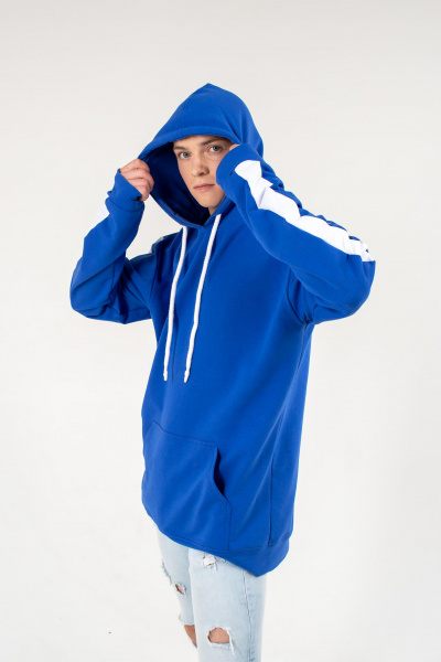 Толстовка NarpiStripe - Худи среднего объема оверсайз, рукав втачной с лампасами, со спущенной линией плеча Толстовка NarpiStripe - Худи среднего объема оверсайз, рукав втачной с лампасами, со спущенной линией плеча, низ обработан манжетой из основной ткани, на полочке карман «кенгуру». Горловина имеет втачной капюшон из двух деталей с подкладкой из основной ткани, имеет кулиску со шнуром, вставленным в выметанные петли. Верхний капюшон отстрочен по среднему шву ширина шва 0,5 см. Низ изделия обработан поясом из основной ткани с отстрочкой ширина шва 0,5 см. Длина изделия ниже линии бедер.