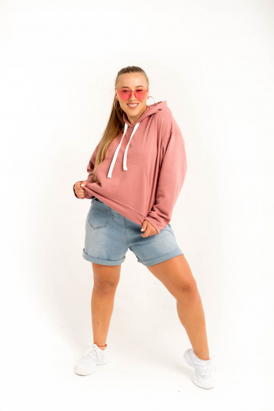 Толстовка HoodyOversize - Худи женское оверсайз, на полочке размещен накладной карман «кенгуру» Толстовка HoodyOversize - Худи женское оверсайз, на полочке размещен накладной карман «кенгуру», горловина имеет втачной капюшон из двух деталей с подкладкой из основной ткани, имеет кулиску со шнуром, вставленным в выметанные петли. Верхний капюшон отстрочен по среднему шву ш/ш 0,5 см. Рукав втачной со спущенной линией плеча, низ обработан манжетой из кашкорсе. Длина изделия чуть ниже линии талии, низ обработан поясом из кашкорсе. Шов горловины усилен киперной лентой, декоративная отстрочка по горловине ширина шва 0,5 см